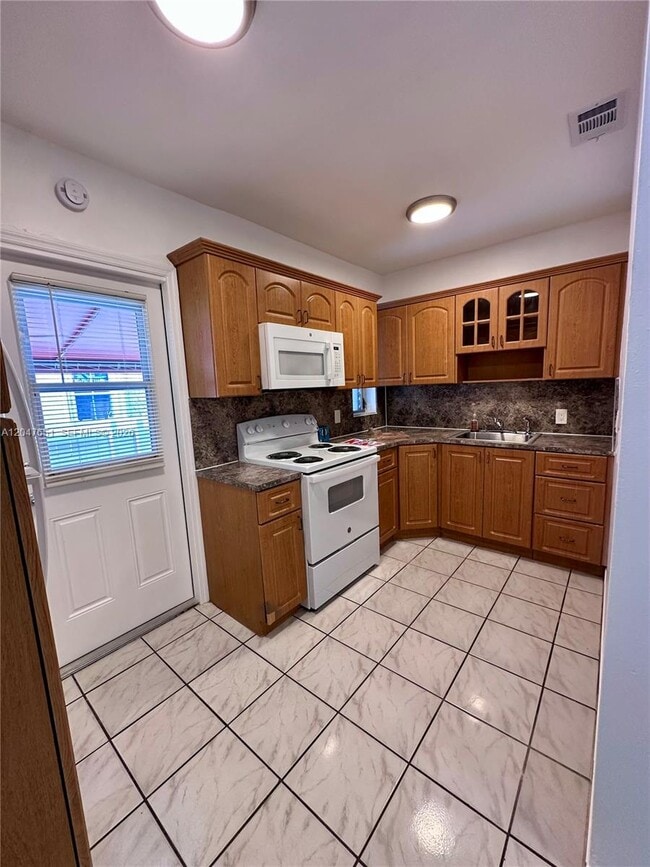 Building Photo - 3743 SW 28th St