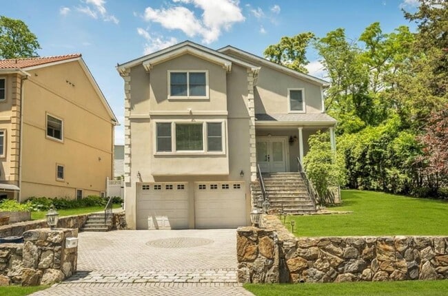 Building Photo - 696 Ridgeway