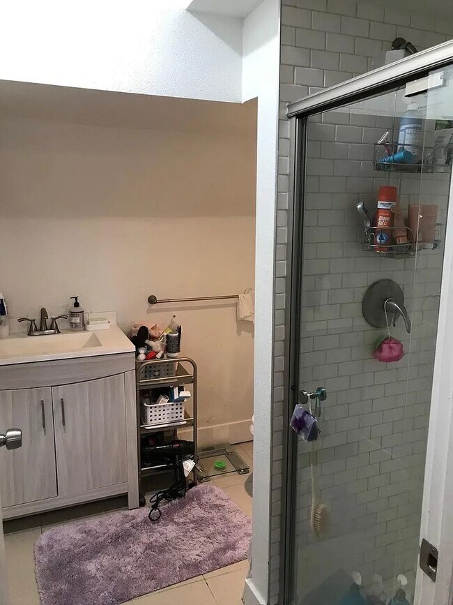 Foto del edificio - 648 University Ave