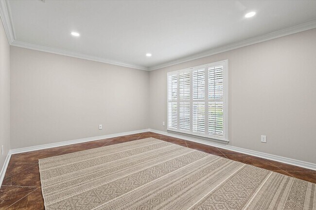 Building Photo - Spacious 4 Bedroom in Desirable Hickory Ridge
