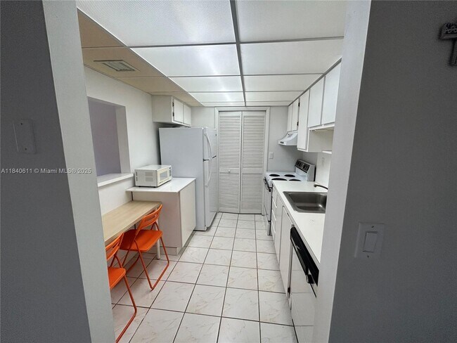 Building Photo - 230 Lakeview Dr