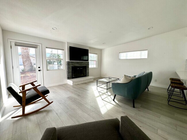 Building Photo - AVAILABLE NOW! GORGEOUS 2 BED/ 2 BATH POOL...