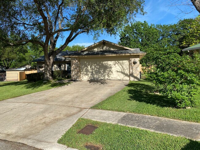 Building Photo - NOW VACANT: Beautiful home with huge back ...