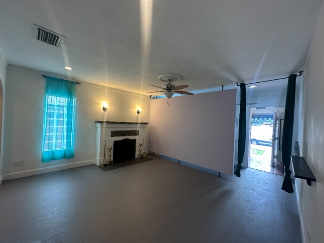 Building Photo - 402 18th St