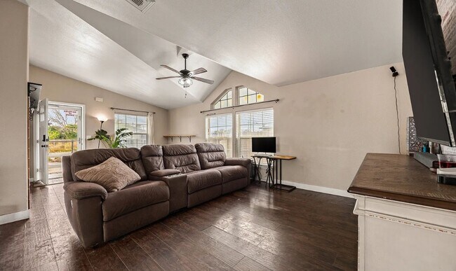 Foto del edificio - Cozy Solar Powered 3 bed 2 bath Home