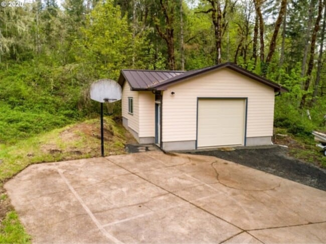 Building Photo - Dexter beautiful custom 4 bedroom home