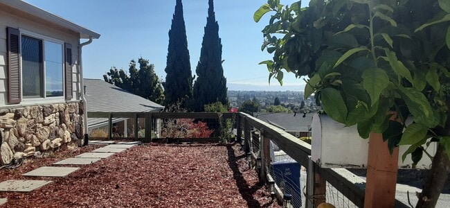 Building Photo - 1109 Rowena Dr