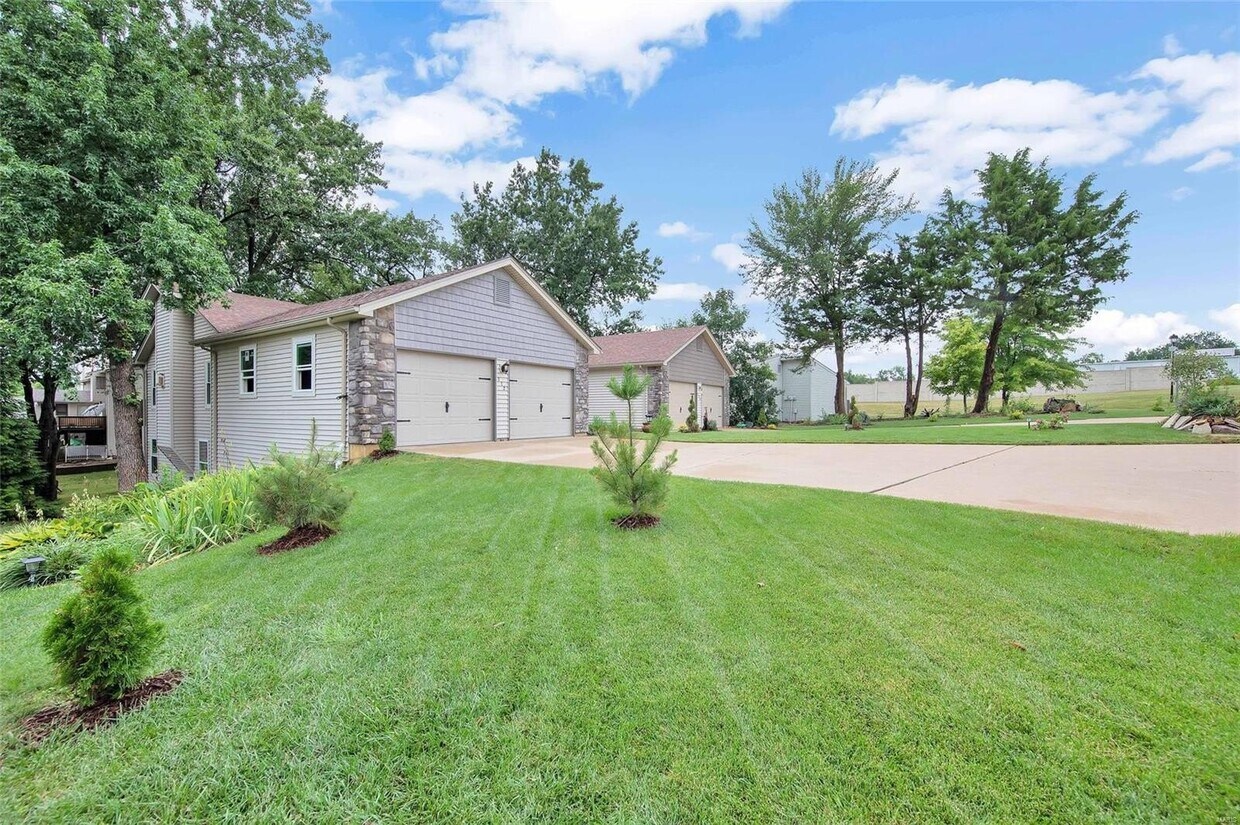 Building Photo - 330 Villa Dr