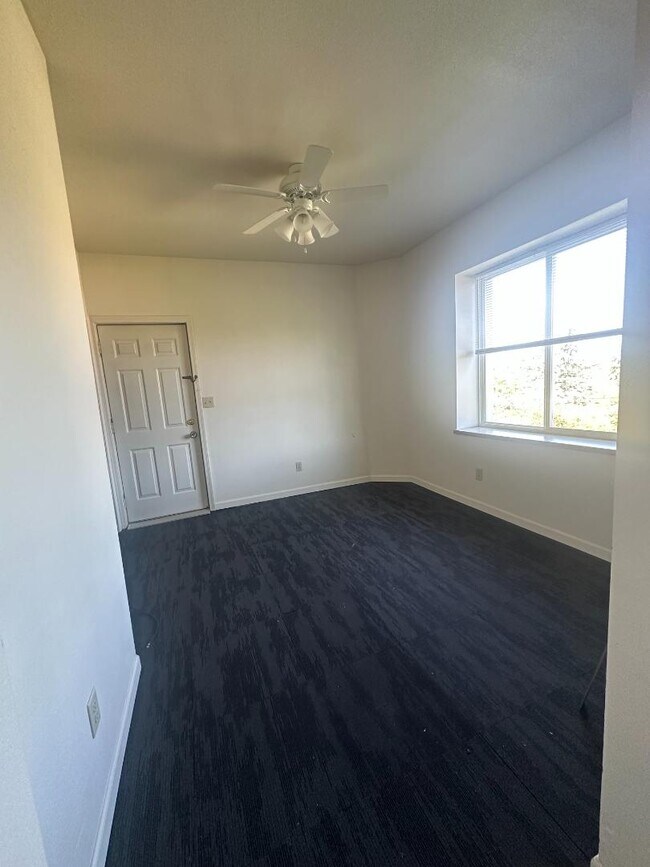 Foto del edificio - 307 W Central Entrance