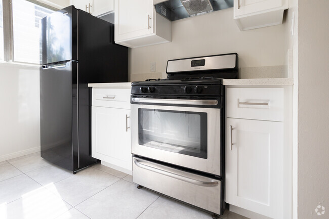 1BR, 1BA - 800SF - Kitchen Stove - 1735 Winona Blvd