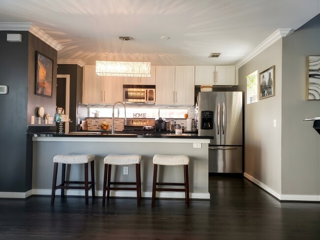 Building Photo - 913 Saulnier St