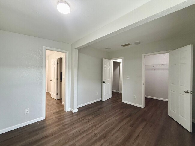 Foto del edificio - 2 Bedroom, 1 Bathroom Home with Yard - Fle...