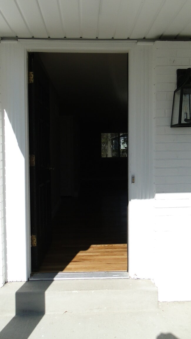 Building Photo - 107 Whitewater Dr
