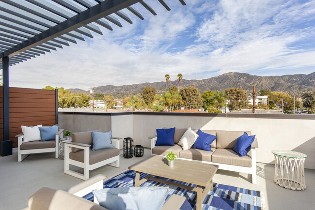 Building Photo - Rooftop at ELM
