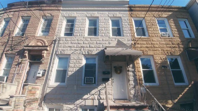 Building Photo - 272 Grant Ave