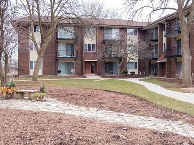 Building Photo - 5S100 Pebblewood Ln
