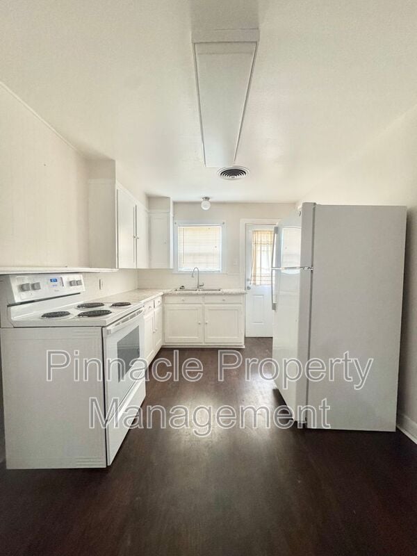 Building Photo - 1532 W Ave D