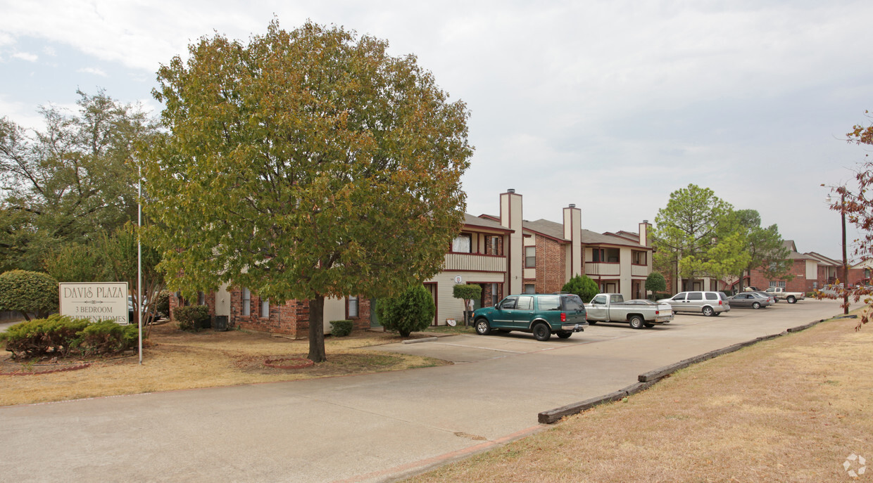 Primary Photo - Davis Plaza Apartments