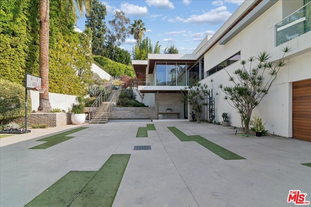 Foto principal - 1232 Sunset Plaza Dr