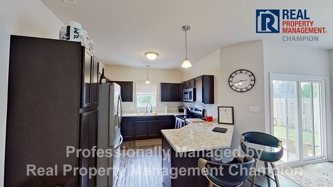 Building Photo - Fabulous Townhome with Open Floorplan