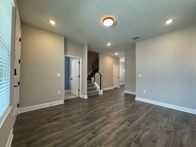 Foto del edificio - 16308 Hamlin Hills Rd