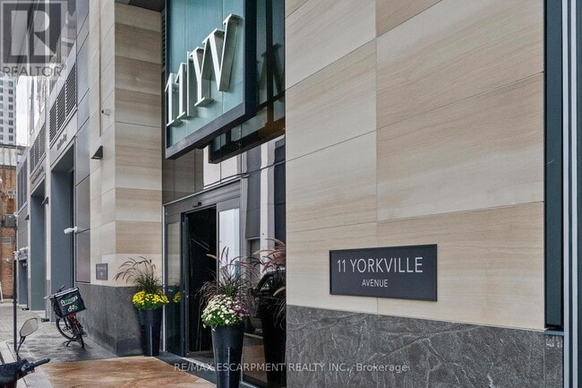 Building Photo - 11-2111 Yorkville Ave