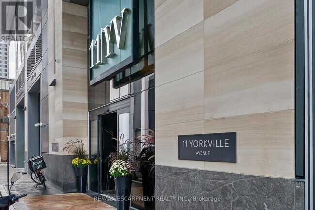 Photo du bâtiment - 11-2111 Yorkville Ave