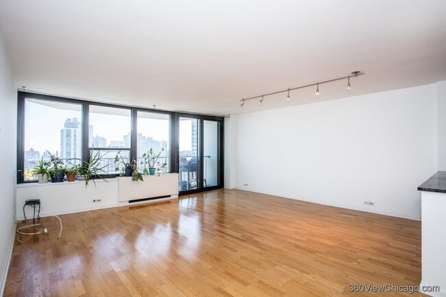 Foto del edificio - 1560 N Sandburg Terrace