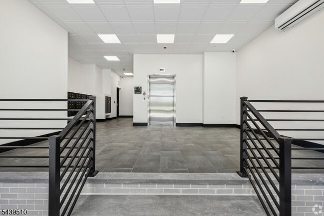 Building Photo - 448 S Orange Ave