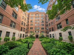 Building Photo - 988 Memorial Dr