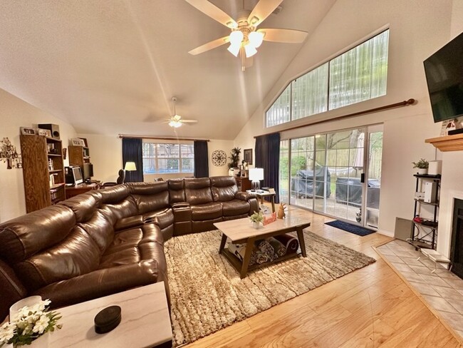 Building Photo - 865 Brande Ct