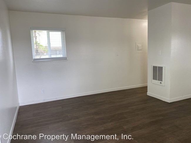 Building Photo - 1037 S Russell Ave