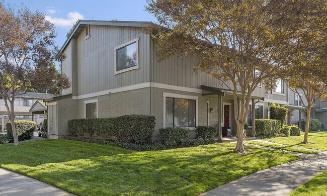 Foto del edificio - Remodeled 3-Bedroomn 2.5-Bathroom Townhome