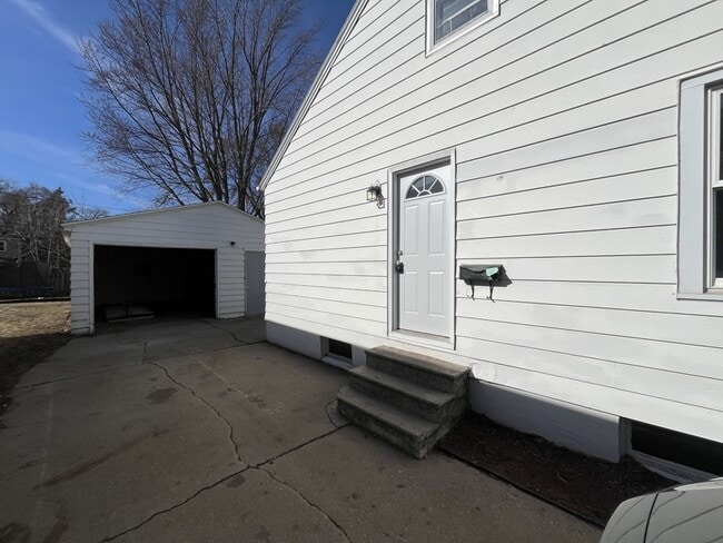 Building Photo - 630 Schoen St