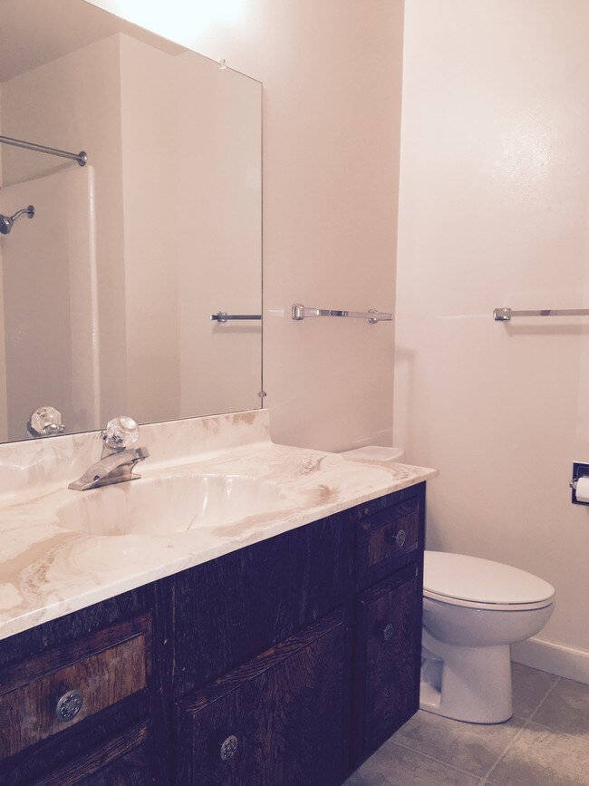 Building Photo - Bright and spacious 3BR/2BA Duplex