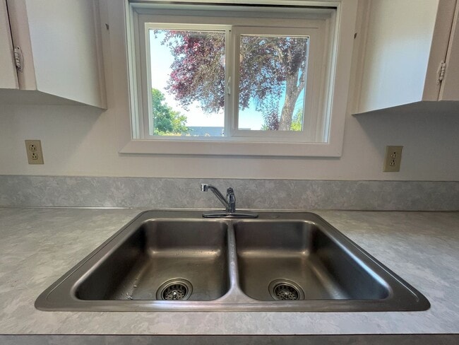 Building Photo - Charming 2-Bedroom Home with Open Living S...
