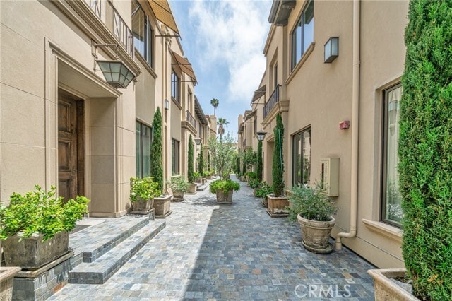 Building Photo - 823 S Bundy Dr