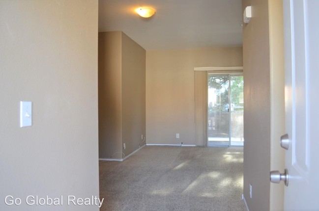 Building Photo - 1900 N Torrey Pines Dr