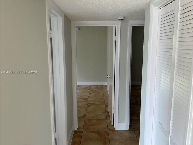 Foto del edificio - 2079 NE 167th St