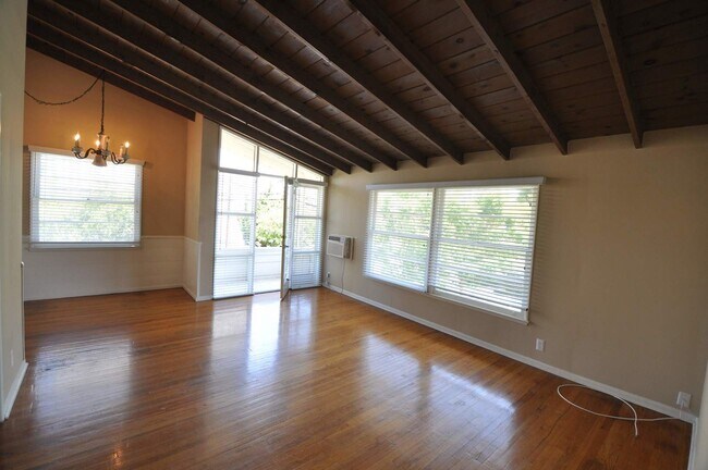 Foto del edificio - 14830 Dickens St