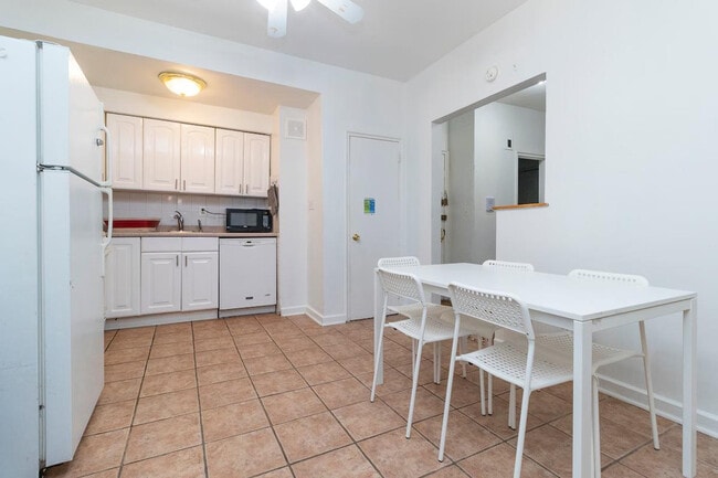 Building Photo - 250 E 82nd St