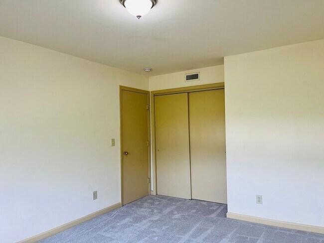 Foto del edificio - 613 Hillsboro Rd