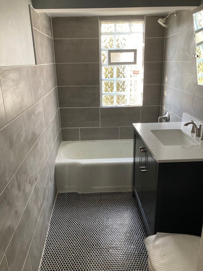 Foto del edificio - 4631 W Midland Dr