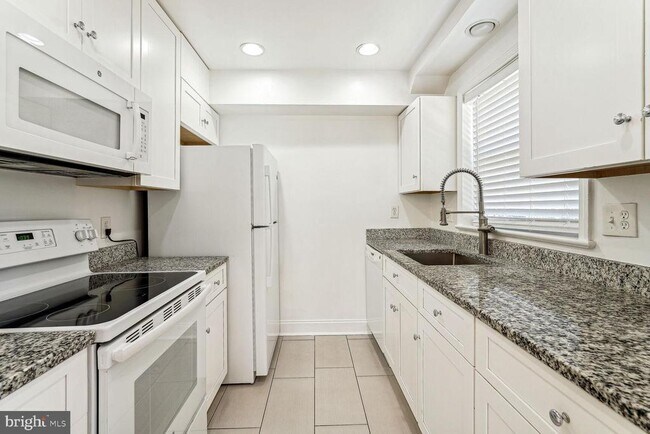 Building Photo - 2908 Edgehill Dr
