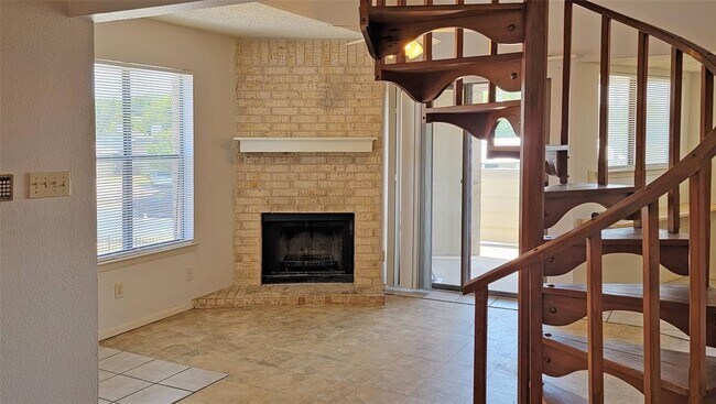 Foto del edificio - 2500 Burleson Rd