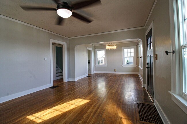 Building Photo - Stunning 3-Bedroom Home with Bonus Finishe...