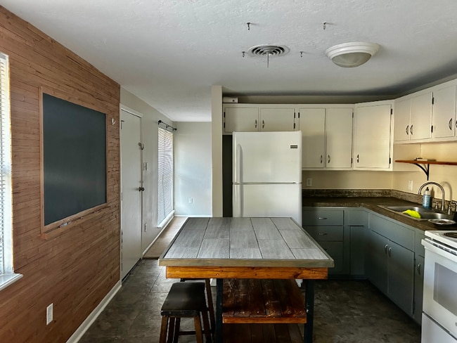 Building Photo - 1115 N Texas St