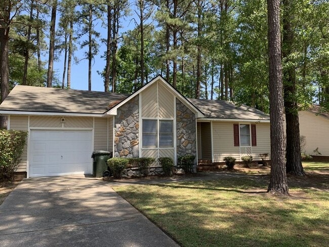 Building Photo - Charming 3 Bed, 2 Bath Home in Fayetteville
