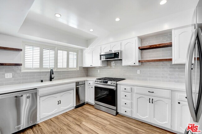 Foto del edificio - 4415 Saugus Ave