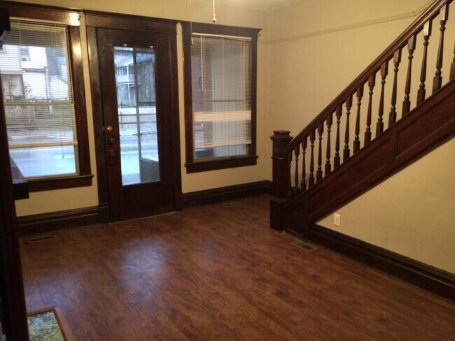 Building Photo - 526 Pike St